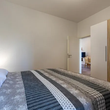 Top Central Apartments プーラ