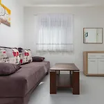 Top Central Apartments プーラ