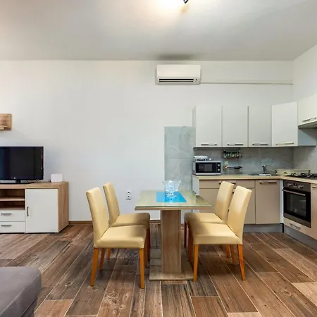 Top Central Apartments プーラ